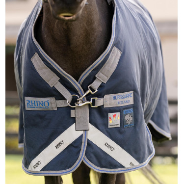 Couverture Horseware Rhino Poney Turnout 250g VL 1000D Noir / gris titane / bleu classique Couverture Horseware Rhino Poney Turnout 250g VL 1000D Noir / gris titane / bleu classique