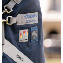 Couverture Horseware Rhino Poney Turnout 250g VL 1000D Noir / gris titane / bleu classique Couverture Horseware Rhino Poney Turnout 250g VL 1000D Noir / gris titane / bleu classique
