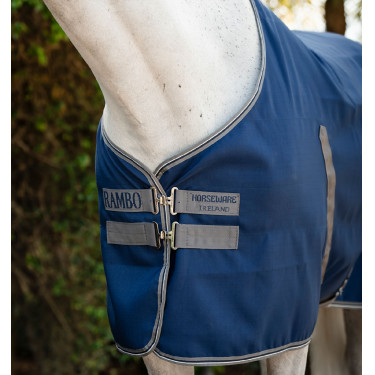 Couverture de box Horseware Rambo doublure microfibre Marine / orage / gris argent Bleu marine Couverture de box Horseware Rambo doublure microfibre Marine / orage / gris argent Bleu marine