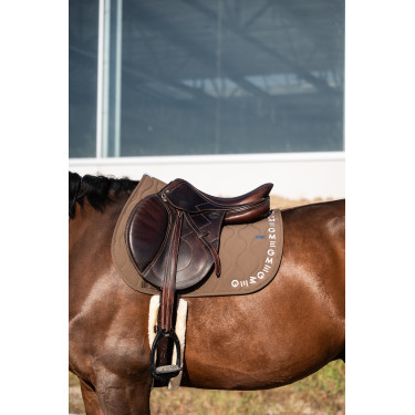 Essentiel Springzadelonderlegger GEM Equitation Tiramisu / ecru logo Bruin