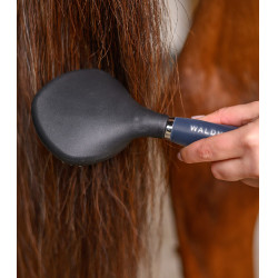 Brosse équitation Waldhausen à longs poils et poignée gel