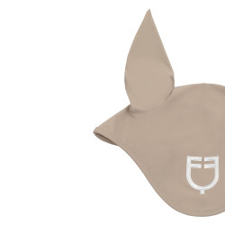 Oorennetje van technische stof met contrasterend Equestro-logo
