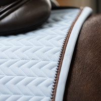 Tapis de selle HV Polo Pearly Dressage Powder blue Bleu Tapis de selle HV Polo Pearly Dressage Powder blue Bleu