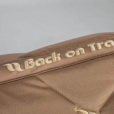 Zadeldek Dressuur Night Collection Back On Track Nougat Bruin Zadeldek Dressuur Night Collection Back On Track Nougat Bruin