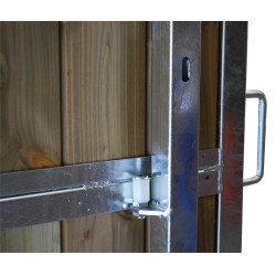 Séparation de box coulissante barraudée et soubassement bois 3,5 m La Gée Séparation de box coulissante barraudée et soubassement bois 3,5 m La Gée