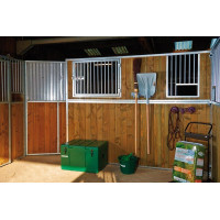 Vast raam met traliewerk en...