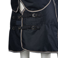 Lichte buitendeken Georgina B Vertigo met halsdeel 150 g Donker marineblauw Lichte buitendeken Georgina B Vertigo met halsdeel 150 g Donker marineblauw