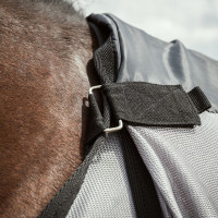 Vliegendeken Back on Track Buzter met hals Oud model zilver Vliegendeken Back on Track Buzter met hals Oud model zilver