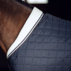 Couverture d'écurie B Vertigo Theo 150 g Bleu marine foncé Couverture d'écurie B Vertigo Theo 150 g Bleu marine foncé