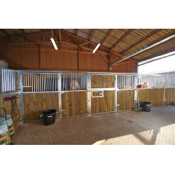 FACADE DE BOXE OUVRANTE BARREAUDEE / COL DE CYGNE PIN DOUGLAS